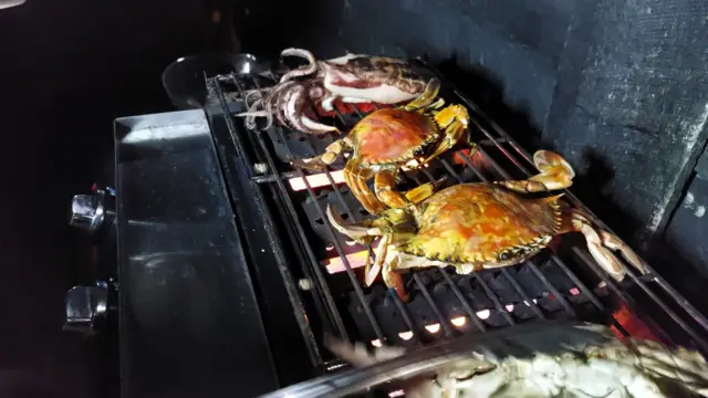 " මෙහෙ ඉතින් වැඩි පුර තියෙන්නේ මුහුදු අහාර තමයි ". ඇන්ටනිගේ සේවකයෙකු පැවසීය.