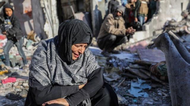 Una mujer palestina llora frente a su casa en ruinas