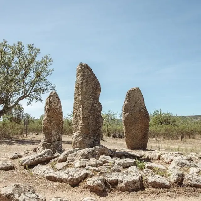 Доісторична пам'ятка мегалітичної культури, що є вертикально поставленим кам'яним блоком