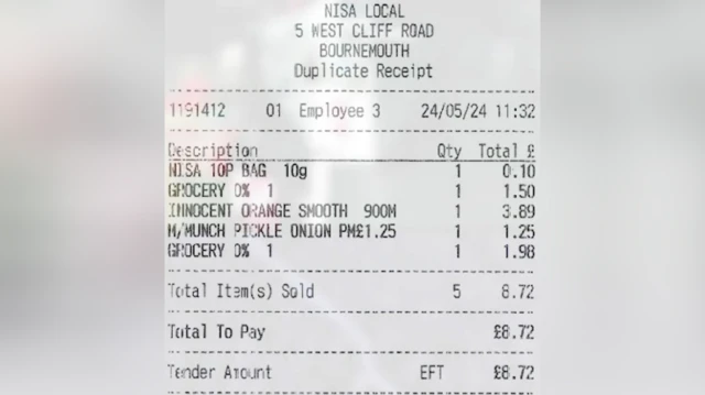 Сааді купив апельсиновий сік і пакетик чипсів у магазині біля пляжу в день нападу