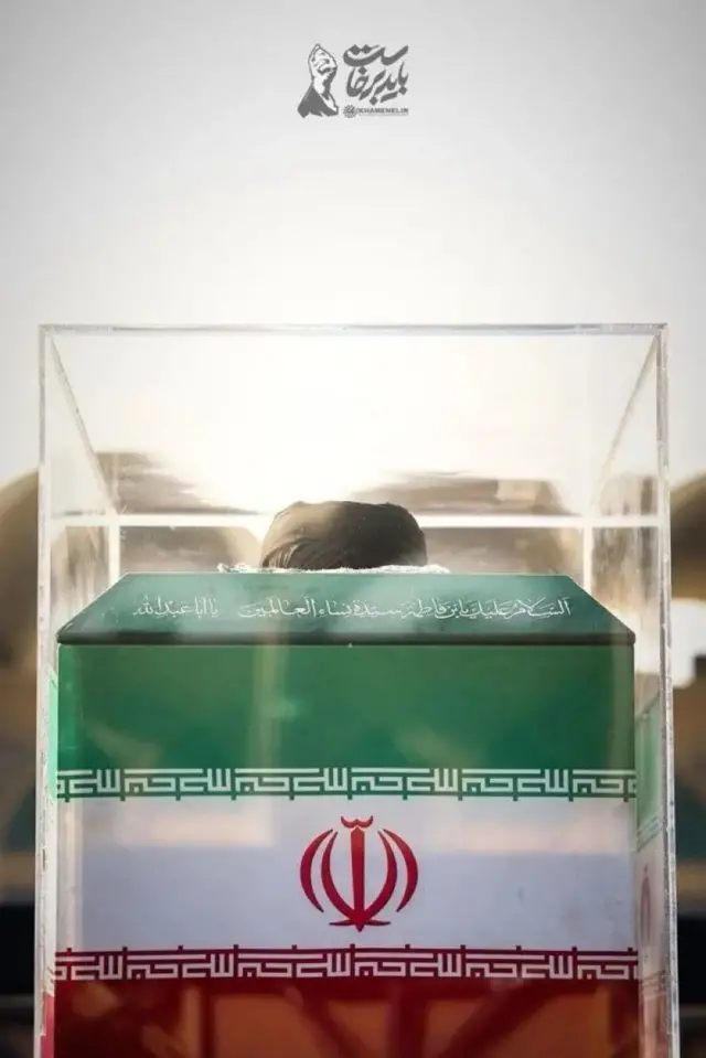 Jeneza la Ali Khamenei lilifunikwa kwa bendera ya Iran, lilionekana kuwa refu zaidi kuliko majeneza ya kawaida, na liliwekwa ndani ya kizimba cha vioo.