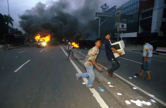 Penjarahan di tengah kerusuhan di Jakarta, 14 Mei 1998. 
