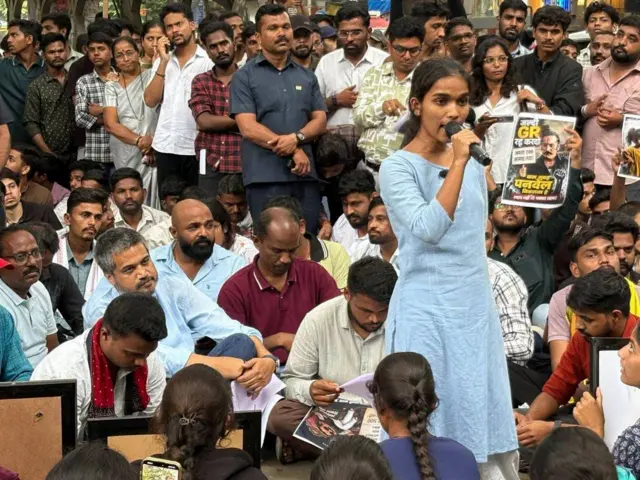 आपल्या मागण्यांसाठी आदिवासी मुला-मुलींनी रविवारी, 23 ऑगस्ट रोजी पुण्यात मोर्चाही काढला. मोर्चात बोलताना निशा साबळे.