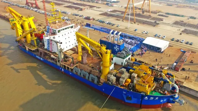 یہ جہاز سمندر کی طہہ سے ریت، مٹی اور سمندری پودوں کو باہر نکال کر اسے پندرہ کلومیٹر دور زمین پر پہنچاتا ہے۔