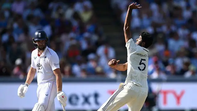 इंग्लैंड की दूसरी पारी में भारतीय गेंदबाज़ वॉशिंगटन सुंदन ने चार बल्लेबाज़ों को पवेलियन का रास्ता दिखाया