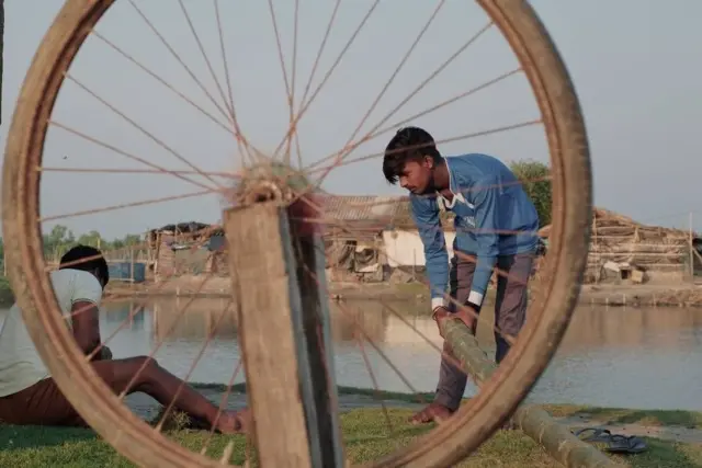 پرانی سائیکل میں دھات سے وائرنگ کی جاتی ہے