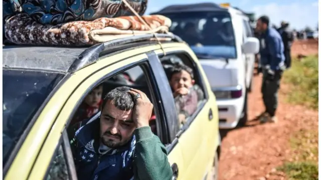 ایست بازرسی ورود به عناب. ماشین‌ها در روز شنبه هفدهم مارچ ساعت‌ها منتظر ماندند تا بتوانند وارد روستا شوند