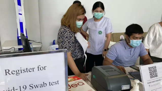Khách xuống sân bay Phuket phải làm xét nghiệp Covid-19 hôm 1/7/2021