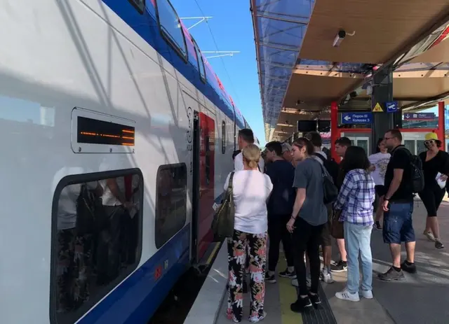 putnici ulaze u brzi voz Soko