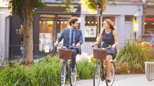 Пара на велосипедах