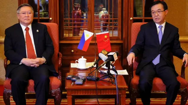 菲律宾财政部长多明格斯（左）与中国商务部长高虎城（右）