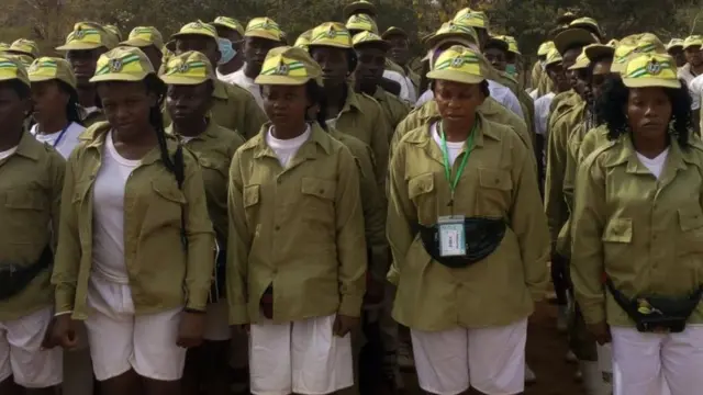 Awọn agunbanirọ duro sinsin lori ila