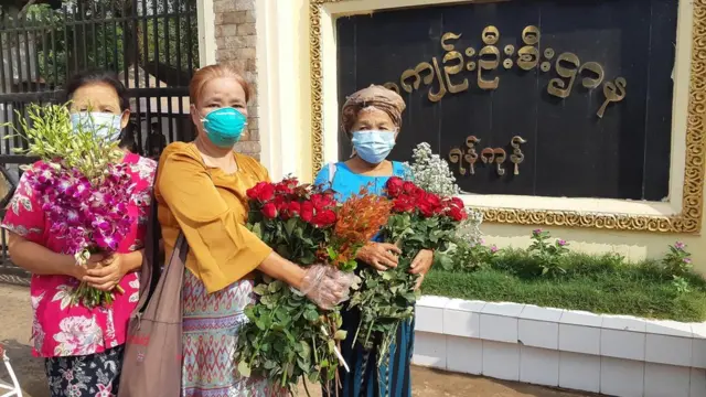 အင်းစိန်ထောင်ကနေ လွတ်ငြိမ်းချမ်းသာခွင့်နဲ့ ပြန်လွတ်လာမယ့် အကျဉ်းသားတွေကို လာရောက်စောင့်ဆိုင်းနေကြတာဖြစ်