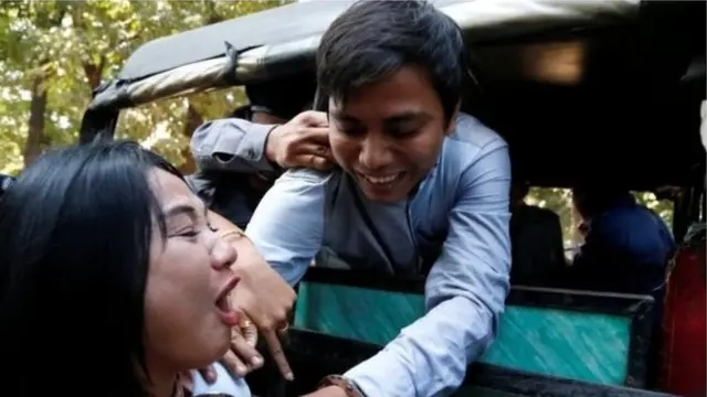 Khung cảnh diễn ra bên ngoài toà án