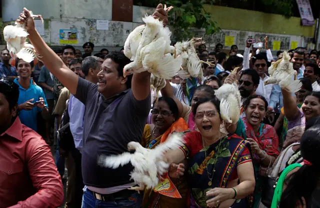 वांद्रे पोटनिवडणूक जिंकल्यानंतरचे दृश्य
