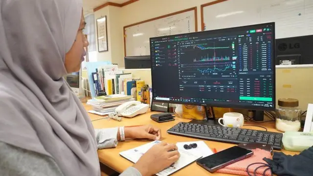 Nungky, pekerja di Jakarta, mengatakan pungutan-pungutan baru yang diberlakukan tahun depan memberatkan.