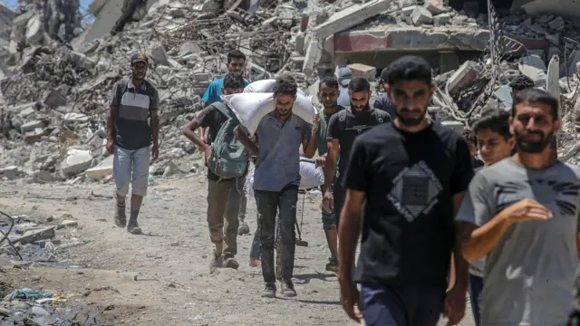 غزيون ينتظرون في طوابير للحصول على مساعدات.