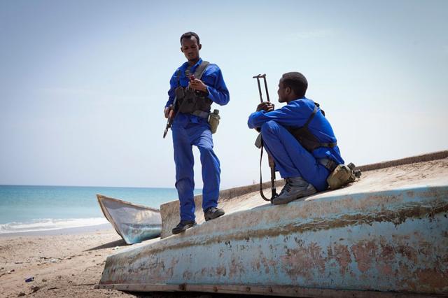 Labo askari oo ka tirsan ciidamada Ilaalada Xeebaha ee Puntland oo ku sugan tuulada Ceelaayo. 