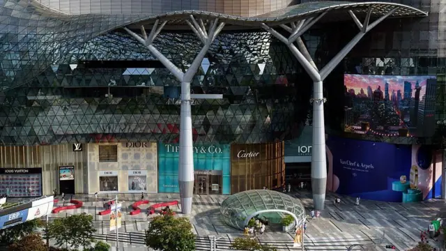 ショッピングモールを少し離れた位置から撮影した写真。高級ブランド店が並んでいる