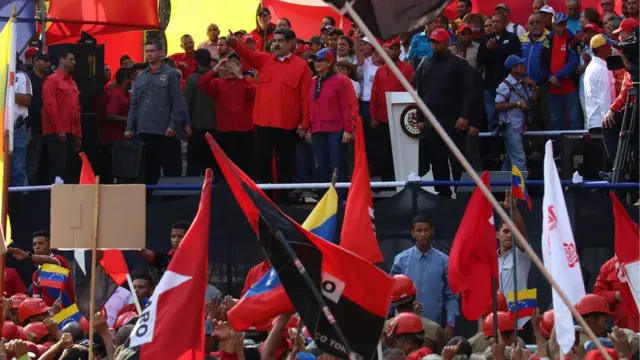 Maduro da 1 Mayıs'ta düzenlediği mitingde destekçilerini selamladı