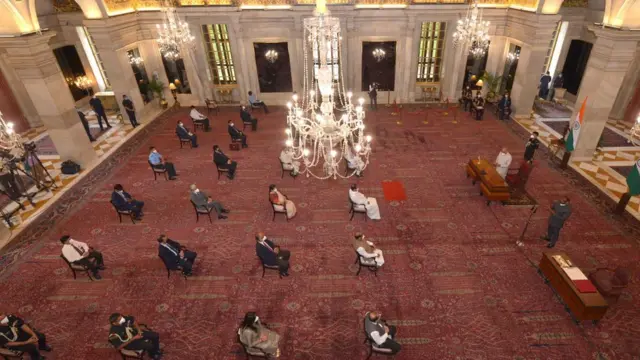 சமூக இடைவெளியுடன் முர்மு பதவியேற்றபோது