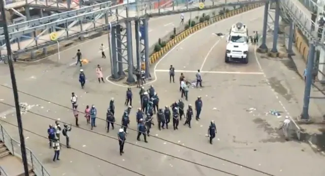 সিলেটে আন্দোলনকারীদের ছত্রভঙ্গ করার চেষ্টা করছে পুলিশ