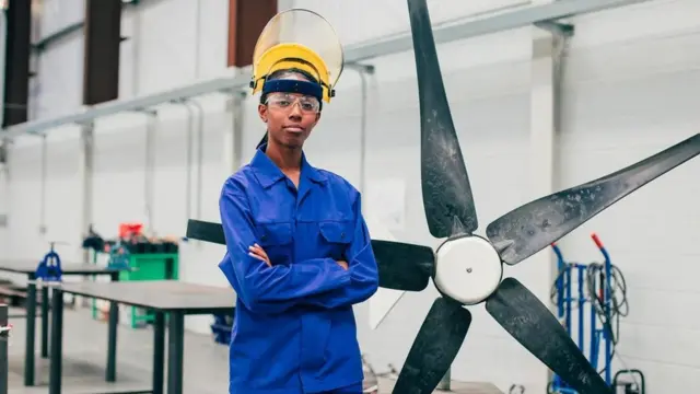 Mujer en una fábrica