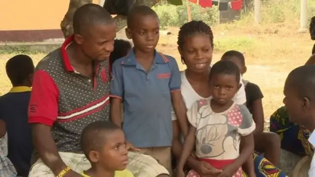 Wasu iyaye da 'ya'yansu a Kamaru