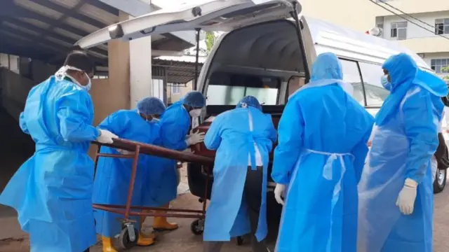 වෛද්‍ය ගයාන් දන්තනාරායන ගේ දේහය ආදාහනය කරා රැගෙන යමින්