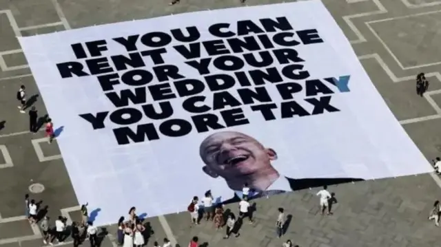 Para pengunjuk rasa di Venesia membawa tanda yang ditujukan kepada Jeff Bezos pada bulan Juni, bertuliskan: "Jika Anda dapat menyewa Venesia untuk pernikahan Anda, Anda dapat membayar lebih banyak pajak."