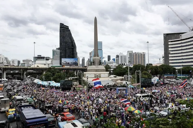 Ngày 28/6/2025, hàng trăm người đã xuống đường tại Bangkok yêu cầu Thủ tướng Paetongtarn Shinawatra từ chức, sau cuộc gọi gây tranh cãi giữa bà và cựu Thủ tướng Campuchia Hun Sen