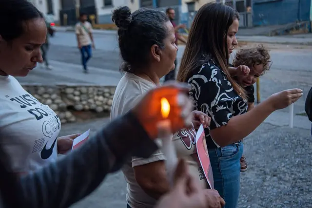 Un grupo de mujeres con velas cerca de El Helicoide en Caracas.