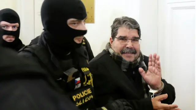 Salih Müslim eli kelepçeli el sallıyor