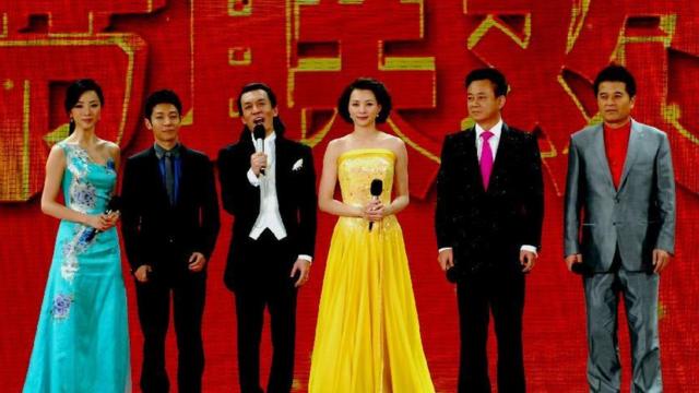 李咏（左三）主持过数届中国央视春晚
