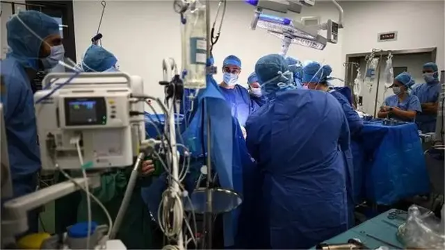 Les équipes de transplantation doivent agir rapidement pour tirer le meilleur parti des organes donnés.