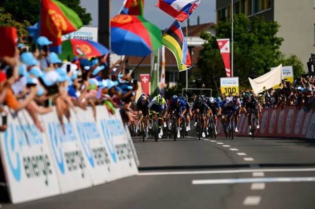 ቢንያምን ካልኦት ኤርትራውያንን ኣብ ዝገብርዎ ውድድር ባንዴራ ኤርትራ ዝሓዙ ኤርትራውያን ኣብ ምውሃብ ደገፍ ንኹሉ ዓብሊሎም'ዮም ዝርኣዩ