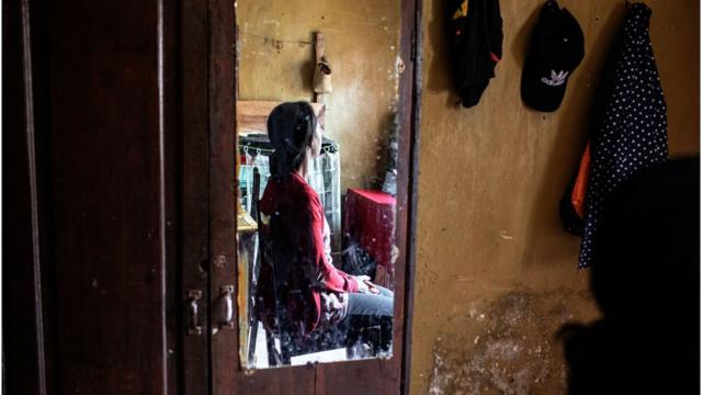 Volatiana, qui s'est fait avorter illégalement, est assise dans la salle à manger de sa maison, le 25 juillet 2019 à Antananarivo.