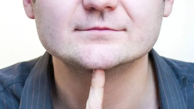 Пальцем в подбородок