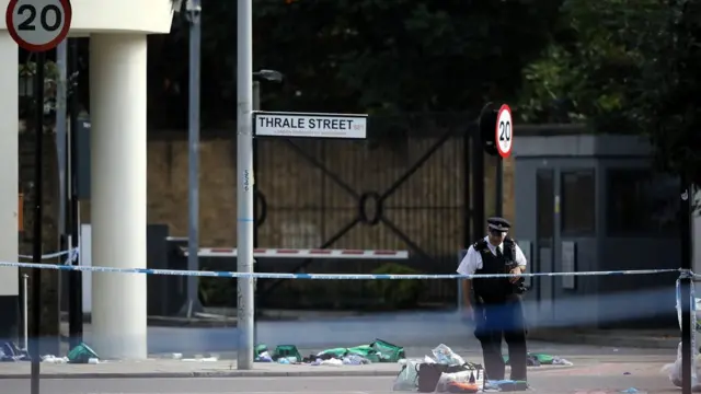 Policía inspecciona restos de basura en un área acordonada en la ribera sur del Támesis, en Londres.