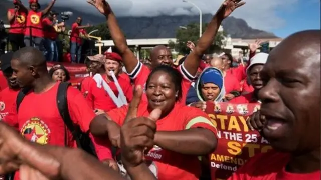 Des milliers de personnes ont manifesté en Afrique du Sud contre l'introduction d'un salaire minimum jugé trop bas et de nouvelles lois limitant le droit de grève.