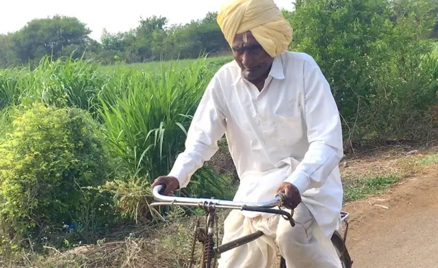 डोक्यावर फेटा, तीन बटनांचा शर्ट, धोतर असा पोशाख असलेले दादा