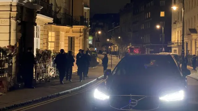 پلیس در برابر سفارت میانمار در لندن