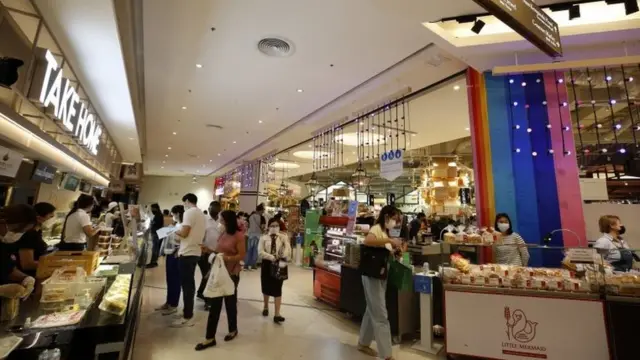 บรรยากาศภายในห้างสรรพสินค้าในกรุงเทพมหานครหลังการผ่อนคลายมาตรการล็อกดาวน์