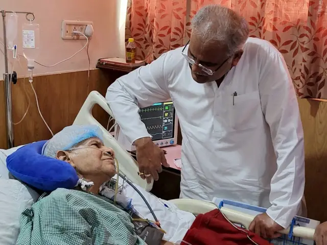 अस्वस्थ पिता की सेहत का हालचाल लेते भूपेश बघेल (फाइल फोटो)