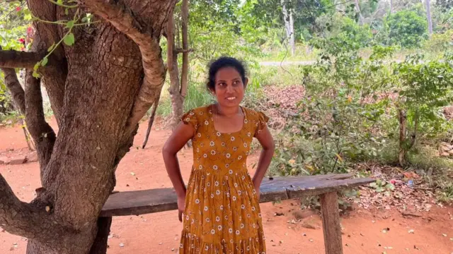 දරුවා සමග තනිව ජීවත් වන ශානිකාගේ එක ම ආදායම් මාර්ගය වී ඇත්තේ මෙම ඇඟලුම් කර්මාන්ත ශාලාවේ රැකියාව යි.