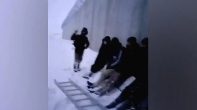 در این تصویر از ویدئویی که قاچاقچیان انسان برای بیبیسی فرستادهاند افغانها را در تلاش برای عبور از ترکیه میبینیم