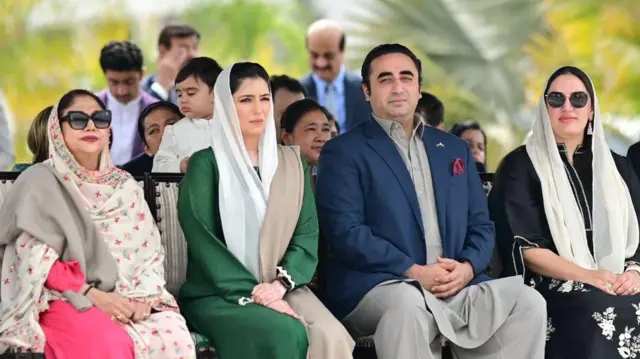 बिलावल अपनी बहनों के साथ