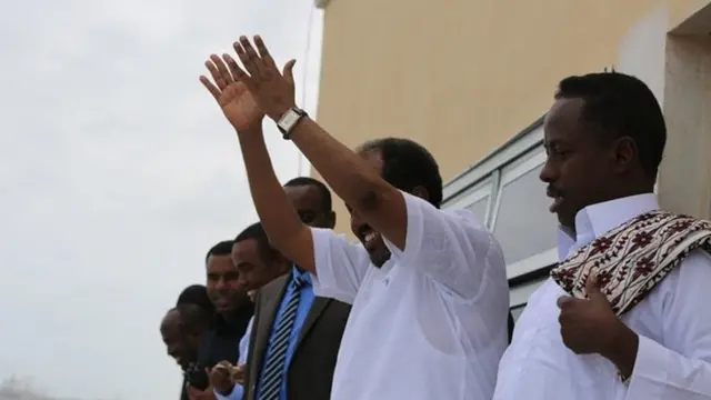 Madaxweynihii hore, Xasan Sheekh oo dadka ka salaamaya mid ka mid ah baararka amarka lagu soo rogay