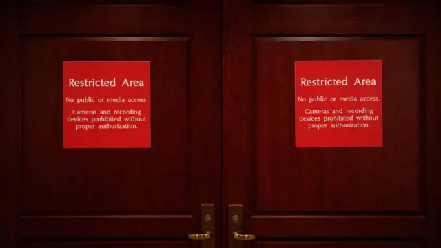 Закрытые двери, где проходят слушания в спецкомитете по разведке палаты представителей