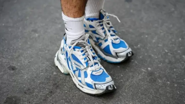sepatu Balenciaga.